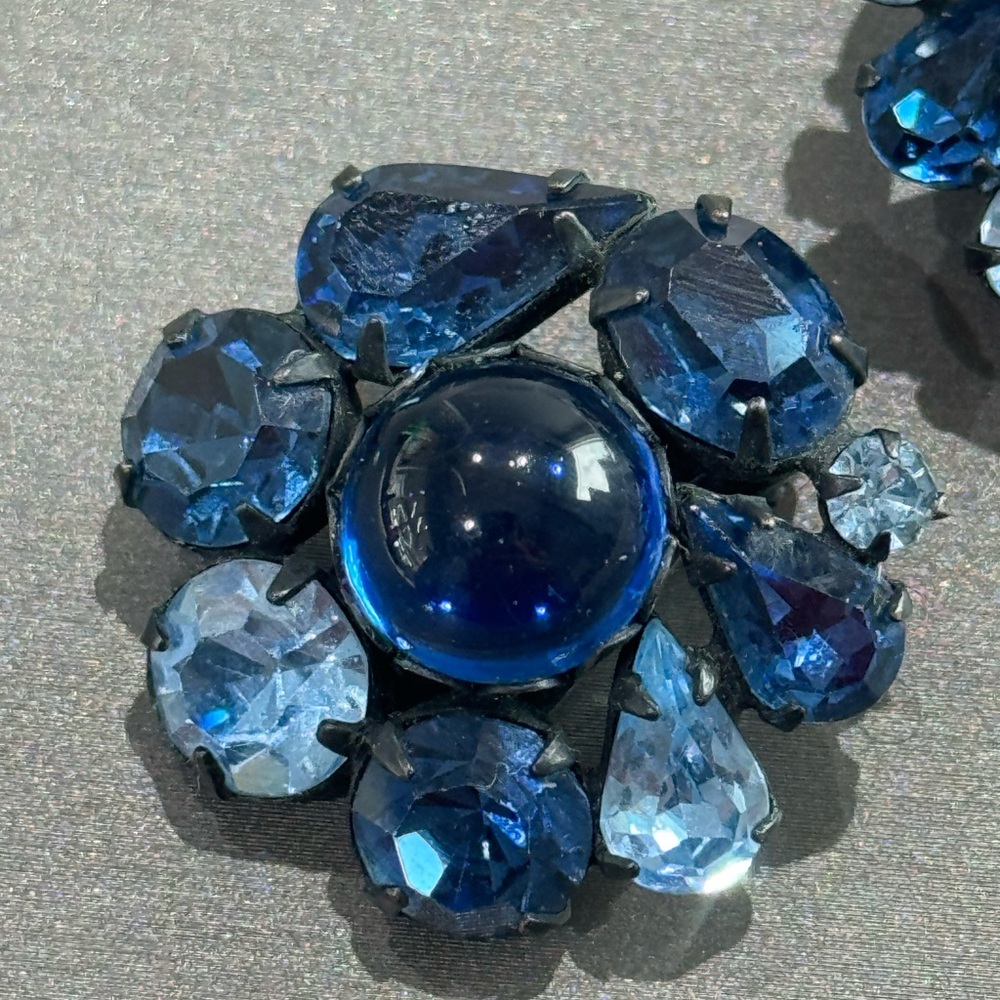 Regency Vintage Blue Rhinestone Japanned Clip Earrings. - Picture 7 of 7